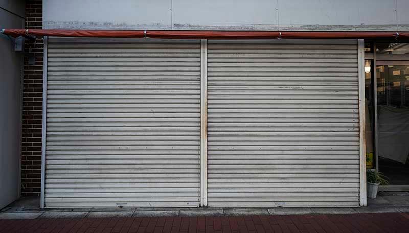 imagem de manutenção de porta de aço